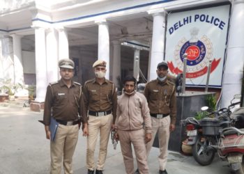 मध्य जिला थाना दरिया गंज के स्टाफ ने एक कुख्यात डकैत को धरदबोचा