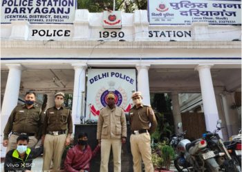 मध्य जिला थाना दरियागंज पुलिस स्टाफ ने दो लुटेरों को किया गिरफ्तार