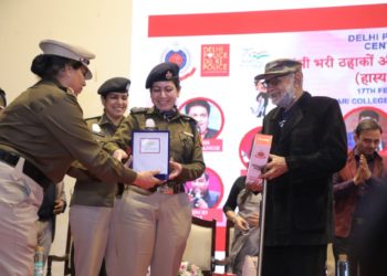 मध्य जिला ने दिल्ली पुलिस सप्ताह 2022 के अवसर पर वरिष्ठ नागरिकों के लिए एक हस्य कवि सम्मेलन कार्यक्रम का आयोजन किया