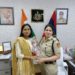 वंदना मीणा ने सिविल सेवा परीक्षा उत्तीर्ण करने वाली दिल्ली पुलिस की बेटी को डीसीपी श्वेता चौहान, ने सम्मानित de