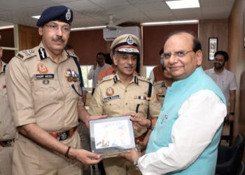 दिल्ली के उपराज्यपाल ने आईएनए बाजार के एकीकृत सुविधा बूथ, अलकनंदा बाजार के गुलाबी बूथ और ग्रेटर कैलाश, दक्षिण जिला के पुलिस स्टेशन में युवा केंद्र का दौरा किया