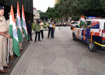 दिल्ली पुलिस आयुक्त संजय अरोड़ा ने पुलिस मुख्यालय से तिरंगा रैली को झंडी दिखाकर रवाना किया