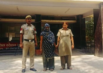 दिल्ली पुलिस आउटर डिस्ट्रिक्ट के थाना सुल्तान पुरी के सतर्क स्टाफ ने एक महिला को अवैध शराब के साथ गिरफ्तार किया
