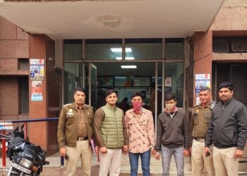 दिल्ली पुलिस नॉर्थ ईस्ट डिस्ट्रिक के थाना नंद नगरी ईआरवी स्टाफ ने दो बेताब लुटेरों और एक सीसीएल को रंगे हाथों पकड़ा