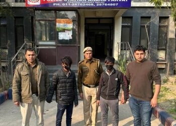 मध्य जिला थाना आनंद पर्वत की टीम ने दो सीसीएलएस के साथ दो आरोपियों को गिरफ्तार किया और हथियार सहित लूटे गए दो मोबाइल फोन बरामद किए