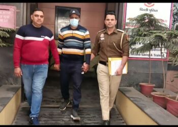 सेंट्रल डिस्ट्रिक के थाना हौज काजी स्टाफ ने एक घोषित अपराधी की किया गिरफतार