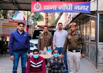 दिल्ली पुलिस शाहदरा डिस्ट्रिक थाना गांधी नगर के क्रैक टीम स्टाफ ने दो कुख्यात अपराधियों को पकड़ा