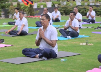 अंतर्राष्ट्रीय योग दिवस के अवसर पर दिल्ली पुलिस के अधिकारियों ने योगाभ्यास किया