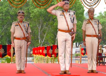 दिल्ली पुलिस में 1355 नए पुलिस जवान भर्ती दीपेंद्र पाठक, विशेष पुलिस आयुक्त (सुरक्षा), दिल्ली ने प्रशिक्षुओं के मार्चिंग दस्तों की ली सलामी