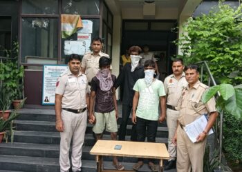 थाना आनंद पर्वत सेंट्रल डिस्ट्रिक्ट की टीम ने लूटे गए मोबाइल फोन की बरामदगी के साथ तीन लुटेरों को किया गिरफ्तार