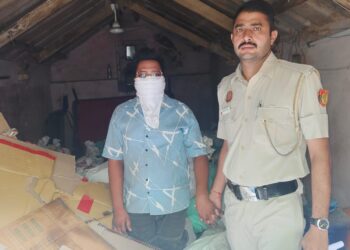 मध्य जिला के स्पेशल स्टाफ की टीम ने एक जनरल स्टोर के मालिक को गिरफ़्तार करके लगभग एक टन वज़नी अवैध पटाखों का एक बड़ा जत्था ज़ब्त किया