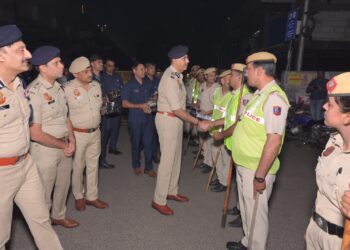 दिवाली के अवसर पर दिल्ली पुलिस आयुक्त, ने दिल्ली का दौरा किया पुलिस पिकेट पर तैनात पुलिस जवानों को मिठाइयां बांटी