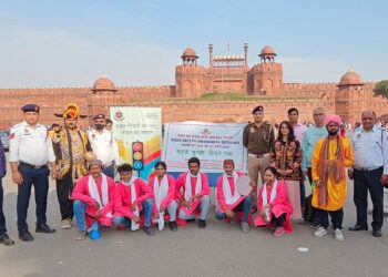 दिल्ली यातायात पुलिस ने आगाही फाउंडेशन के साथ मिलकर सड़क सुरक्षा पर नुक्कड़ नाटक का आयोजन किया