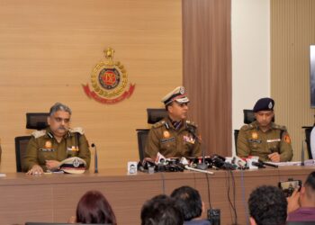 दिल्ली पुलिस की बड़ी कार्रवाई: 24 घंटे में 340 गिरफ्तार, 12.58 लाख कैश और अवैध हथियार बरामद