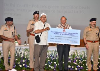 दिल्ली में ‘यातायात प्रहरी’ सम्मान समारोह: उपराज्यपाल ने स्वयंसेवकों को नकद इनाम और पदक दे कर किया सम्मानित