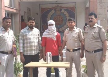 दिल्ली पुलिस गश्त के दौरान अवैध हथियार के साथ युवक गिरफ्तार, देशी पिस्तौल और कारतूस बरामद
