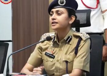 दिल्ली ट्रैफिक पुलिस ने दो हथियारबंद लुटेरों को दबोचा