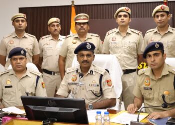 करोल बाग पुलिस ने 30 लाख की पार्सल चोरी का किया पर्दाफाश, 376 मोबाइल फोन बरामद