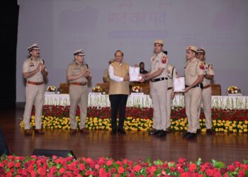 दिल्ली पुलिस का ‘गर्व का पर्व’: 1559 मोबाइल लौटाए, गुड समैरिटन्स और पुलिसकर्मी सम्मानित