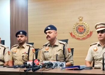 Delhi Police Encounter दिल्ली के मेहरौली में एनकाउंटर — अवैध हथियार सप्लायर “कोकू पहाड़िया” पकड़ा गया