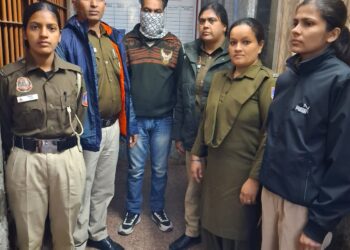 सेंट्रल डिस्ट्रिक दिल्ली में महिला झांसी पेट्रोलिंग टीम की बड़ी सफलता, बस यात्री का मोबाइल चुराते पिकपॉकेटर को रंगे हाथ पकड़ा