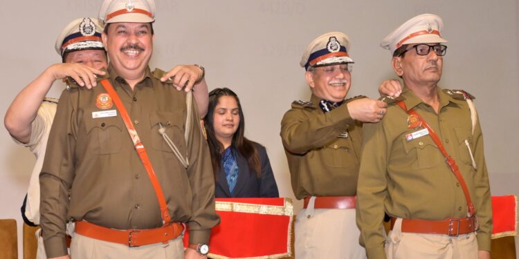 Delhi Police में पिपिंग सेरेमनी का आयोजन, 88 पुलिसकर्मियों को सेवानिवृत्ति पर मिली मानद पदोन्नति