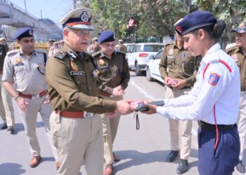 होली के दौरान ड्यूटी पर तैनात पुलिसकर्मियों से मिले दिल्ली पुलिस आयुक्त, शहरभर की सुरक्षा व्यवस्था का लिया जायज़ा