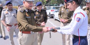 होली के दौरान ड्यूटी पर तैनात पुलिसकर्मियों से मिले दिल्ली पुलिस आयुक्त, शहरभर की सुरक्षा व्यवस्था का लिया जायज़ा