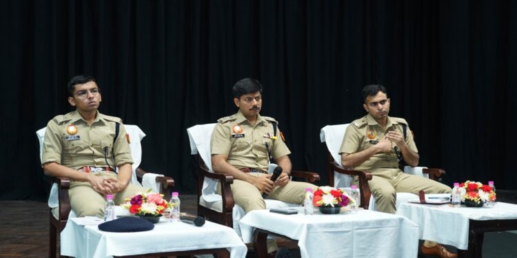 सेंट्रल डिस्ट्रिक पुलिस की ‘संपर्क सभा’में पुलिस जवानों की समस्याओं पर हुआ सीधा संवाद, पारदर्शिता और ईमानदारी पर जोर