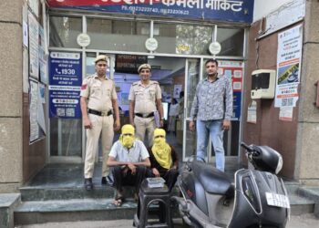 मिंटो रोड पर पुलिस की मुस्तैदी: कुख्यात स्नैचर गिरफ्तार, चोरी की स्कूटी और चाकू बरामद