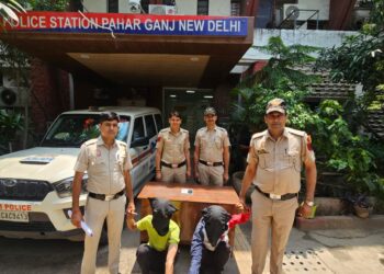 Delhi Police नई दिल्ली रेलवे स्टेशन के पास पॉकेटमार गिरोह का पर्दाफाश,पहाड़गंज पुलिस ने दो शातिर बदमाश दबोचे, डेढ़ लाख का मोबाइल बरामद