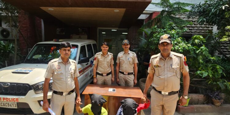 Delhi Police नई दिल्ली रेलवे स्टेशन के पास पॉकेटमार गिरोह का पर्दाफाश,पहाड़गंज पुलिस ने दो शातिर बदमाश दबोचे, डेढ़ लाख का मोबाइल बरामद