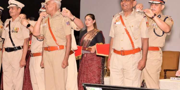दिल्ली पुलिस मुख्यालय में भव्य पिपिंग सेरेमनी आयोजित, सेवानिवृत्त हो रहे 221 कर्मियों को मिली मानद पदोन्नति