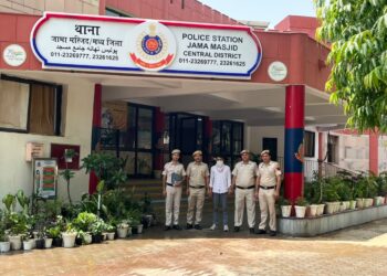 Delhi Police पुलिस को देखते ही भागने लगा शातिर चोर, पीछा कर दबोचा गया; चोरी के दो मोबाइल बरामद