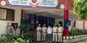 Delhi Police पुलिस को देखते ही भागने लगा शातिर चोर, पीछा कर दबोचा गया; चोरी के दो मोबाइल बरामद