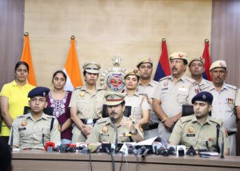 अंतरराज्यीय बच्चों की तस्करी गिरोह का भंडाफोड़: दिल्ली पुलिस ने 13 आरोपियों को दबोचा, 5 मासूम बच्चों को कराया मुक्त