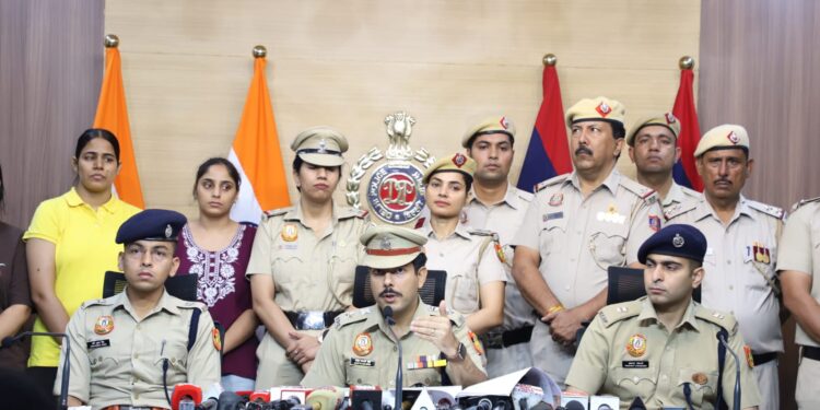 अंतरराज्यीय बच्चों की तस्करी गिरोह का भंडाफोड़: दिल्ली पुलिस ने 13 आरोपियों को दबोचा, 5 मासूम बच्चों को कराया मुक्त
