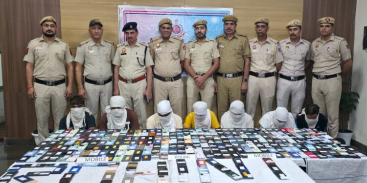 रोहिणी पुलिस का मेगा ऑपरेशन: 1 करोड़ के 325 चोरी के मोबाइल बरामद, बांग्लादेश-नेपाल तक फैले अंतरराष्ट्रीय सिंडिकेट का भंडाफोड़