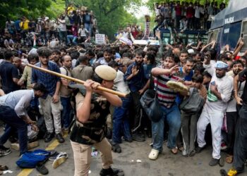 दिल्ली में छात्रों का संसद मार्च, पुलिस से झड़प; शिक्षा मंत्री के इस्तीफे की मांग तेज