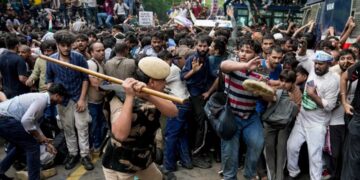 दिल्ली में छात्रों का संसद मार्च, पुलिस से झड़प; शिक्षा मंत्री के इस्तीफे की मांग तेज