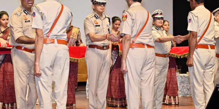 दिल्ली पुलिस मुख्यालय में आयोजित पिपिंग समारोह में सेवानिवृत्त होने वाले 202 पुलिसकर्मियों को मिला सम्मान, पुलिस आयुक्त ने कहा—”आप हमेशा दिल्ली पुलिस परिवार का हिस्सा रहेंगे”