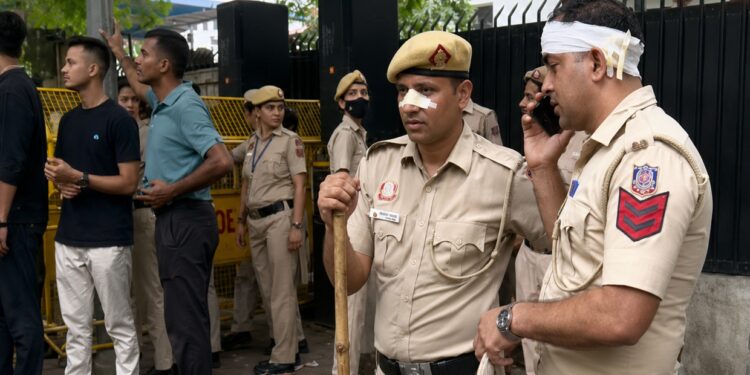 नई दिल्ली में CJP के प्रदर्शन के दौरान हिंसा, 118 से अधिक पुलिसकर्मी घायल; 70 प्रदर्शनकारी हिरासत में