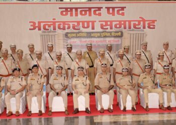 दिल्ली पुलिस के 101 सेवानिवृत्त कर्मियों को मिला मानद पदोन्नति का सम्मान, पुलिस मुख्यालय में हुआ पिपिंग समारोह