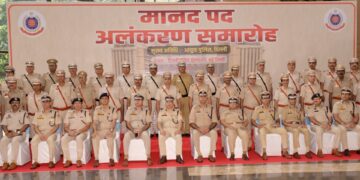 दिल्ली पुलिस के 101 सेवानिवृत्त कर्मियों को मिला मानद पदोन्नति का सम्मान, पुलिस मुख्यालय में हुआ पिपिंग समारोह