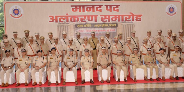 दिल्ली पुलिस के 101 सेवानिवृत्त कर्मियों को मिला मानद पदोन्नति का सम्मान, पुलिस मुख्यालय में हुआ पिपिंग समारोह