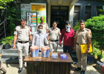 आनंद पर्वत पुलिस ने लूट का मामला सुलझाया, दो आरोपी गिरफ्तार, एक नाबालिग सीसीएल भी पकड़ा गया