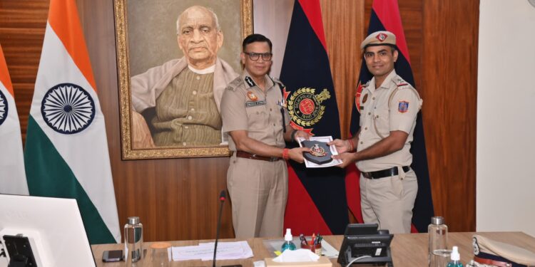 दिल्ली पुलिस आयुक्त अनुराग कुमार ने उत्कृष्ट कार्य के लिए दिल्ली पुलिसकर्मियों को किया सम्मानित