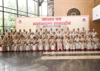 दिल्ली पुलिस मुख्यालय में पिपिंग समारोह, 73 सेवानिवृत्त पुलिसकर्मियों को मिला मानद रैंक