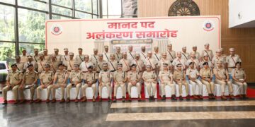 दिल्ली पुलिस मुख्यालय में पिपिंग समारोह, 73 सेवानिवृत्त पुलिसकर्मियों को मिला मानद रैंक
