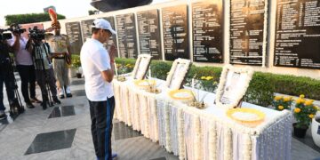 दिल्ली पुलिस ने राष्ट्रीय पुलिस स्मारक पर शहीद जवानों को किया नमन, परिजनों को किया सम्मानित